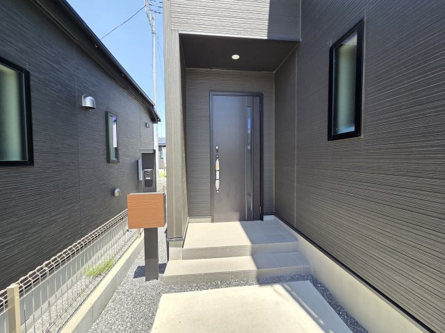 新築　太田市新田上江田町　5号棟　GRAFAREの玄関|現地写真　TVモニタードアホン付きなので防犯面も安心です！