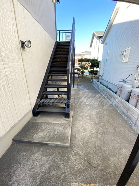 茅ヶ崎市菱沼２丁目のアパートのエントランス