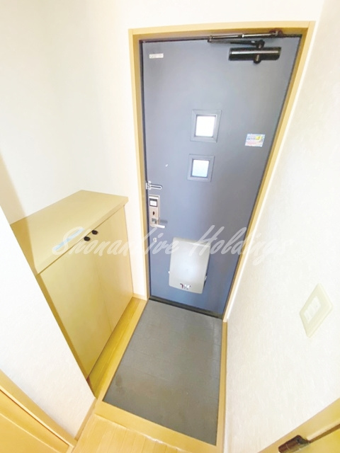 茅ヶ崎市菱沼２丁目のアパートの玄関