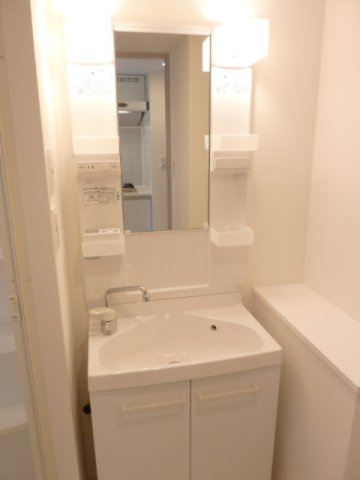 ブライズ森下リベラの独立洗面台|床・建具・設備の色は異なる場合がございます。