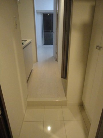 ブライズ森下リベラの玄関|床・建具・設備の色は異なる場合がございます。