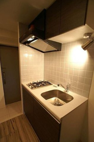 ブライズ森下リベラのキッチン|床・建具・設備の色は異なる場合がございます。