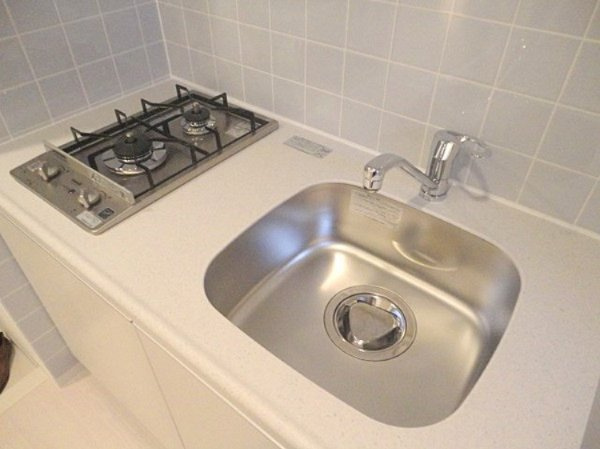 ブライズ森下リベラのキッチン|床・建具・設備の色は異なる場合がございます。