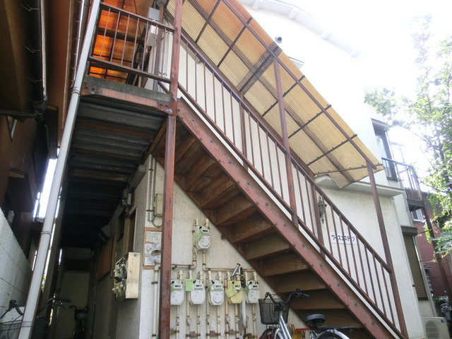 ワースエステイツの外観|雨でも濡れない屋根付き外階段！