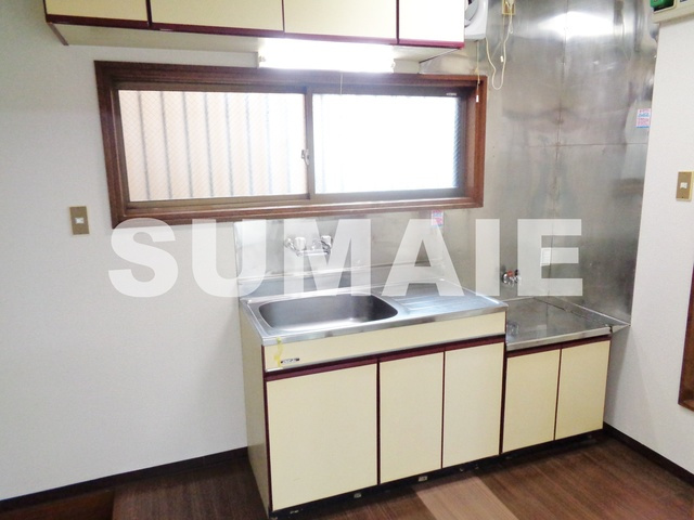 ワースエステイツのキッチン|窓付きキッチンです☆