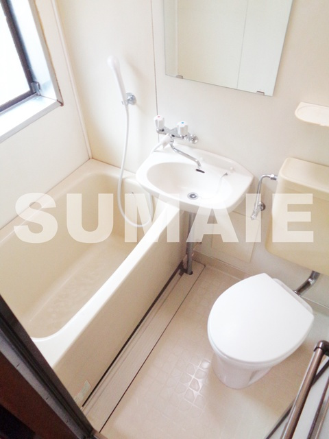 ワースエステイツの浴室|窓付き3点ユニットバスです☆