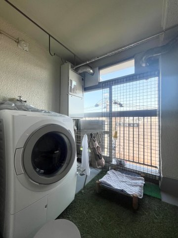 玉川コーポラスのランドリースペース|洗濯機置き場はバルコニーにございます。★インナーバルコニーのため雨風を防ぐことができます★