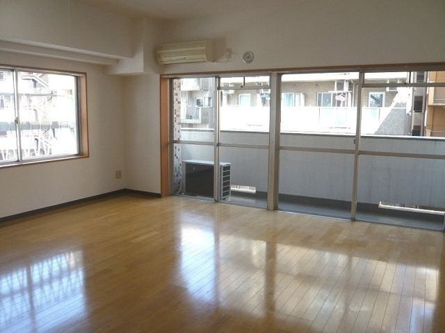 信越ビルの居間・リビング