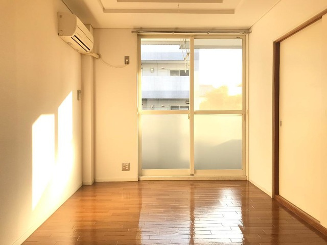 ツインハイムミサトの洋室