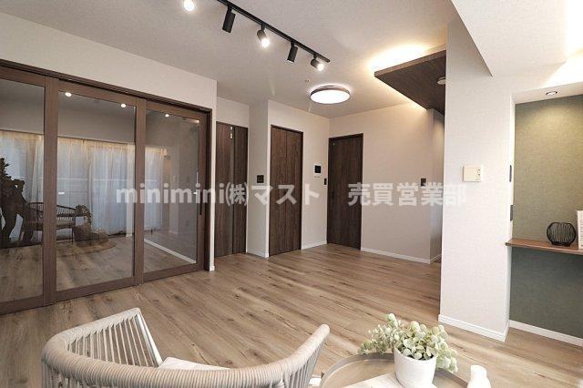 ジーニス大阪ウエスト棟の居間・リビング