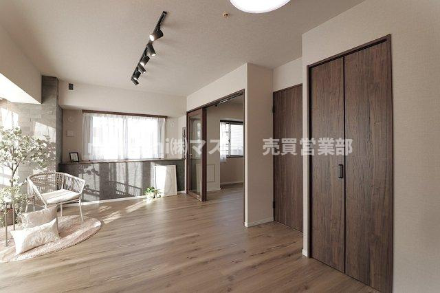 ジーニス大阪ウエスト棟の居間・リビング