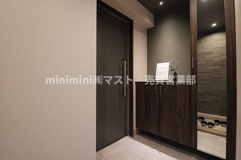 ジーニス大阪ウエスト棟の玄関