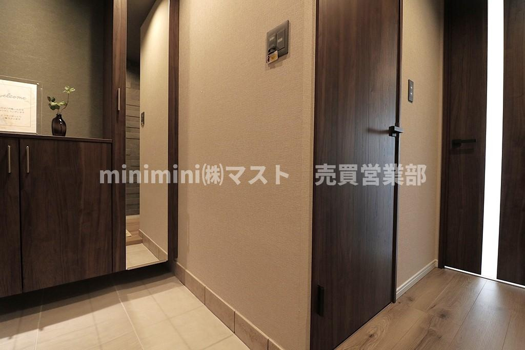 ジーニス大阪ウエスト棟の玄関