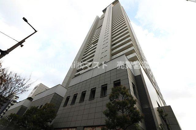 ジーニス大阪ウエスト棟の外観