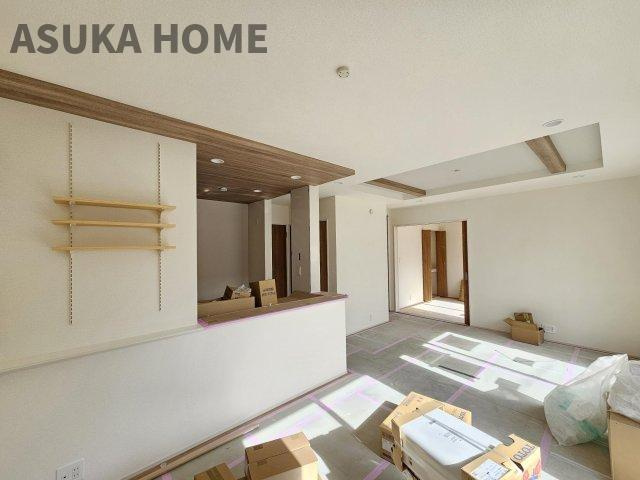 旭区中沢３丁目全2期戸建の居間・リビング|ゆとりのあるダイニングスペースになっているので大きなテーブルで囲む食事の時間も楽しめそうですね。