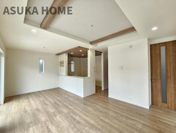 旭区中沢３丁目全2期戸建の居間・リビング|大きく開いた窓からは、明るい陽射しが射し込み風も良く抜けるので心地良い空間になってます。