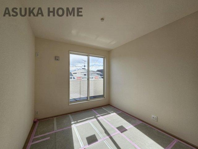 旭区中沢３丁目全2期戸建の洋室|2部屋から行き来出来る続きバルコニーがあります♪