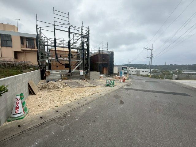 ＋＋八重瀬町安里－Ａ号棟（全３棟）の駐車場|現地撮影2月　建築中　5月完成予定