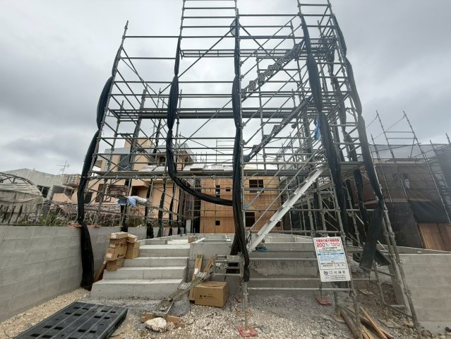 ＋＋八重瀬町安里－Ａ号棟（全３棟）の駐車場|現地撮影2月　建築中　5月完成予定