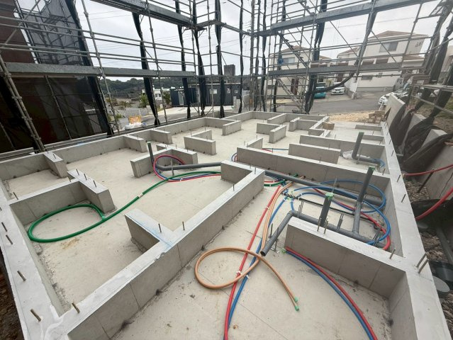 ＋＋八重瀬町安里－Ａ号棟（全３棟）の前面道路含む現地写真|現地撮影2月　建築中　5月完成予定