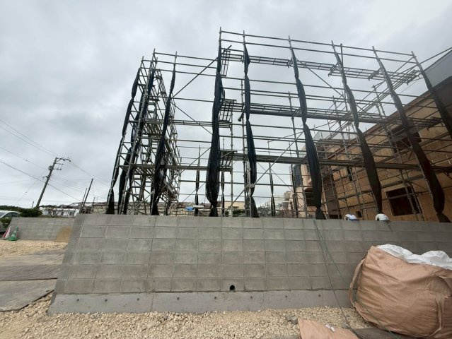 ＋＋八重瀬町安里－Ａ号棟（全３棟）の駐車場|現地撮影2月　建築中　5月完成予定