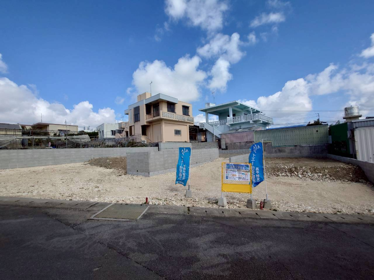 ＋＋八重瀬町安里－C号棟（全３棟）の前面道路含む現地写真|現地撮影2月　建築中　5月完成予定