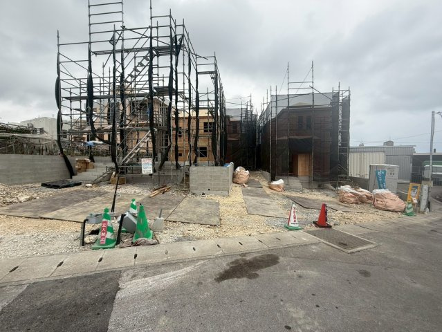 ＋＋八重瀬町安里－C号棟（全３棟）の前面道路含む現地写真|現地撮影2月　建築中　5月完成予定