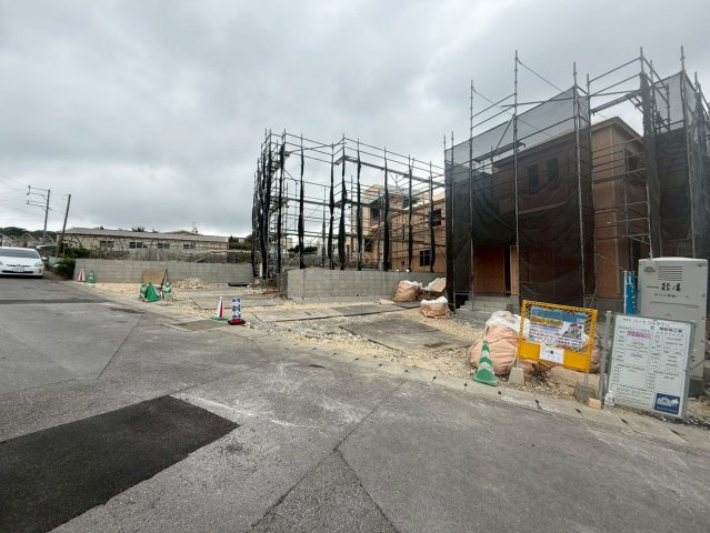 ＋＋八重瀬町安里－C号棟（全３棟）の駐車場|現地撮影2月　建築中　5月完成予定