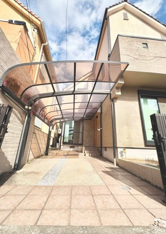 日和町５丁目戸建の駐車場|カースペースがあります