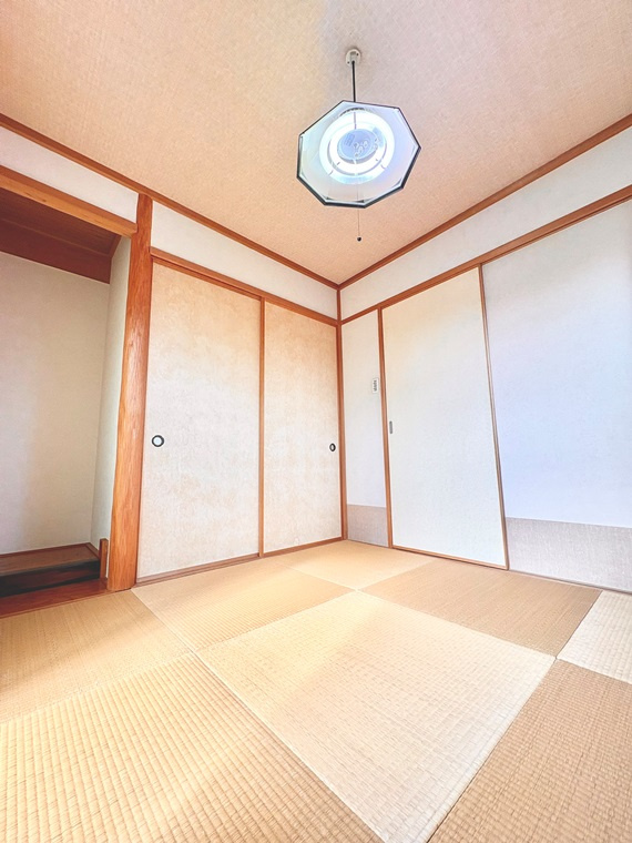 日和町５丁目戸建の内装|明るい室内です