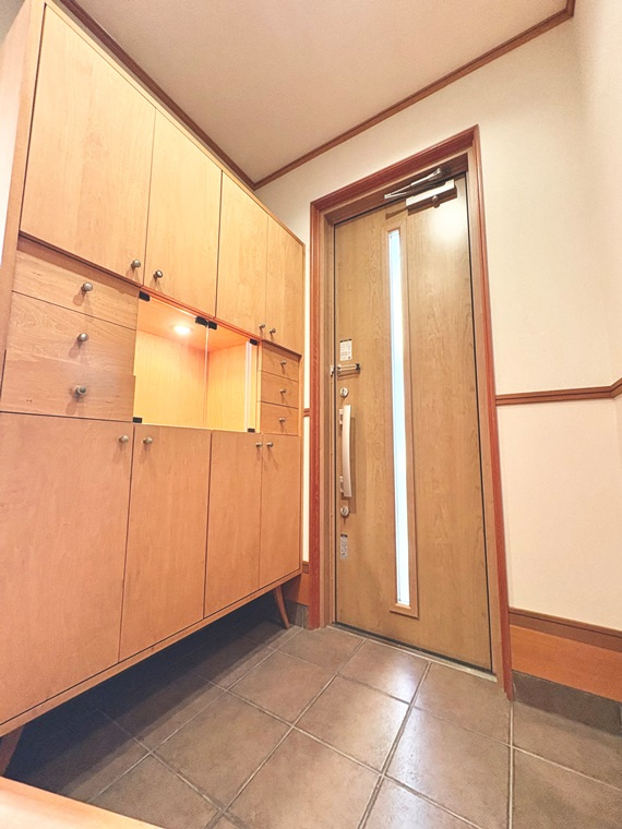 日和町５丁目戸建の玄関|落ち着いた玄関です