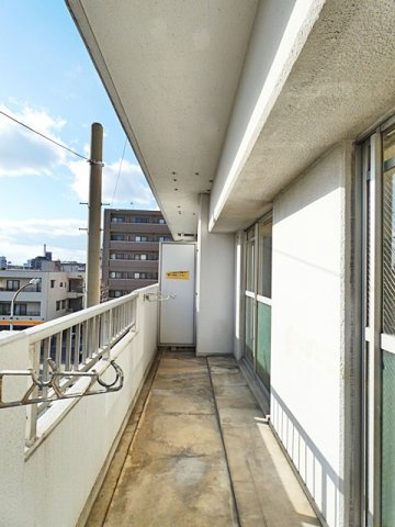 扶桑ハイツ１のバルコニー|お洗濯にも便利なバルコニー付き