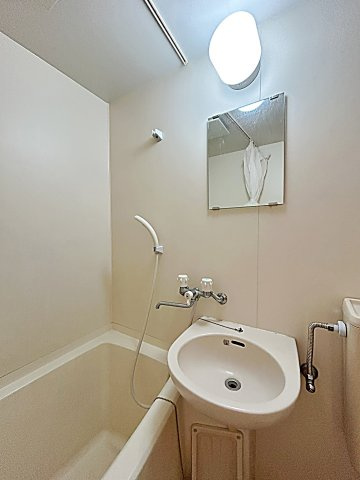 前田荘の独立洗面台|独立洗面台、小物を置くことができて便利です