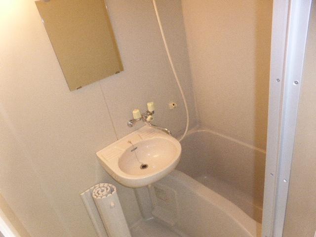 ハイツアドラブールの洗面所|忙しい朝には欠かせない洗面所です