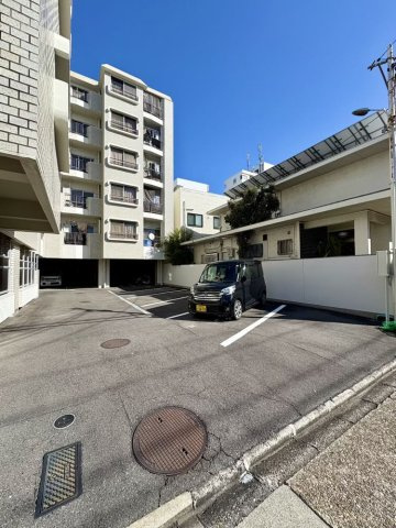 ユタカマンションの駐車場|カースペースがあります