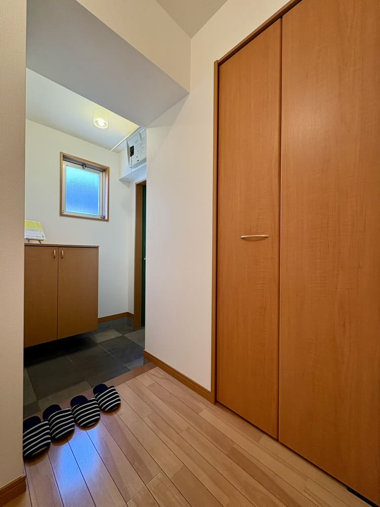 ユタカマンションの玄関|収納もある玄関です