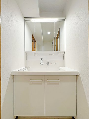 サンカーフⅡの独立洗面台|独立洗面台、小物を置くことができて便利です