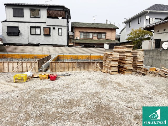 姫路市伊伝居　第2期　新築一戸建ての独立洗面台|清潔感のある洗面台です。フラットな鏡は掃除がしやすく毎日清潔！鏡裏には収納があるのでスッキリとした洗面台が保てます。