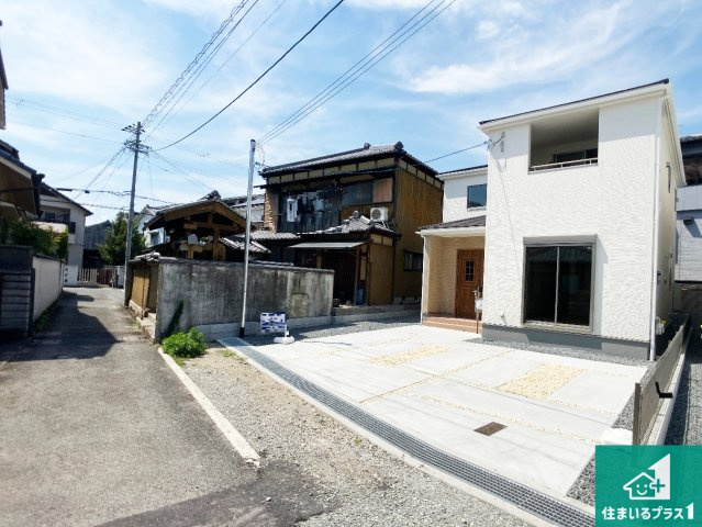姫路市伊伝居　第2期　新築一戸建ての前面道路含む現地写真|周辺は閑静な住宅街！前面道路広々で車の出し入れも便利です。駐車が苦手な方でも安心して車庫入れできます！