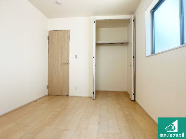 姫路市伊伝居　第2期　新築一戸建ての洋室|寝室は心地よい眠りについてもらいたくて、シンプルかつ開放的な空間な設計にしています！大きな窓から差し込む日が心地いいです♪