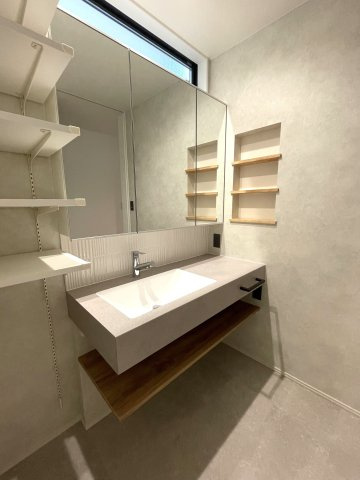 和光市白子1丁目　築浅×美築×注文住宅　あおぞら邸宅の独立洗面台|可動棚と壁面収納、三面鏡洗面化粧台の下部スペースで収納充実の洗面所です。