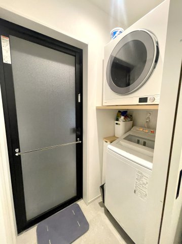 和光市白子1丁目　築浅×美築×注文住宅　あおぞら邸宅のランドリースペース|洗濯機置場は洗面所と独立したスペースにあります。ガス栓を設置しているので衣類ガス乾燥機「乾太くん」の設置が可能です。