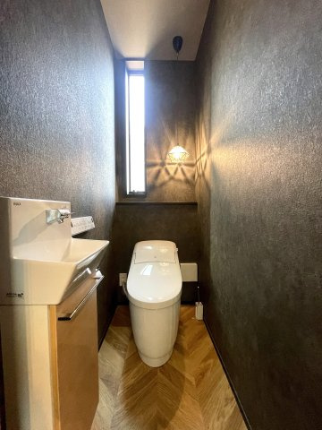 和光市白子1丁目　築浅×美築×注文住宅　あおぞら邸宅のトイレ|すっきりとしたデザインと省スペースが叶うタンクレストイレ。凹凸が少ないのでお掃除もラクに済むのも嬉しいですね♪