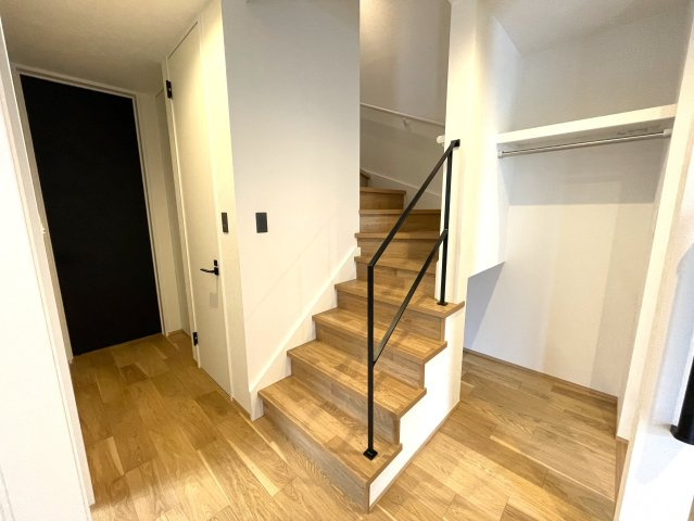 和光市白子1丁目　築浅×美築×注文住宅　あおぞら邸宅の玄関|階段のスチール手すり。見た目の圧迫感がなく、スッキリしたお洒落な玄関ホールを演出です♪