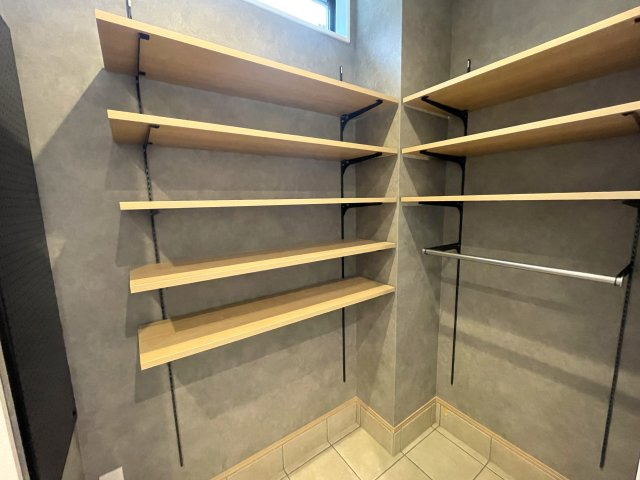 和光市白子1丁目　築浅×美築×注文住宅　あおぞら邸宅の収納|ご家族みんなの靴だけでなく、ベビーカーやスポーツ用品などたっぷり収納できるSIC。スッキリとした玄関を保てますね♪