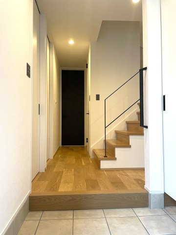 和光市白子1丁目　築浅×美築×注文住宅　あおぞら邸宅の玄関|シューズインクローゼットのある、収納充実の玄関。