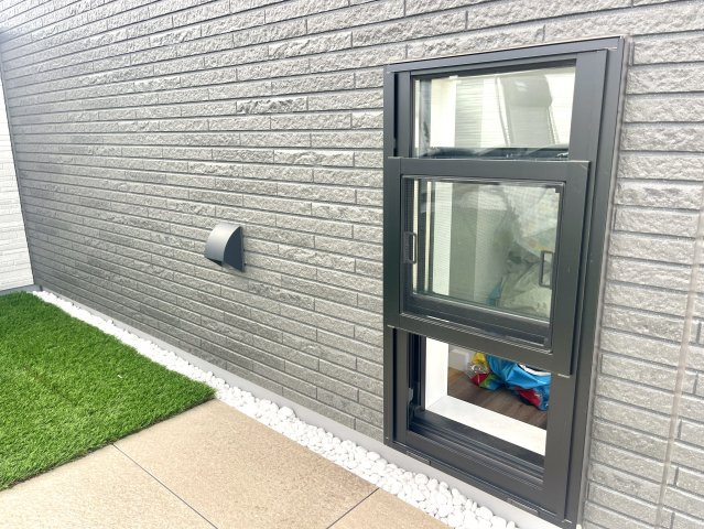 和光市白子1丁目　築浅×美築×注文住宅　あおぞら邸宅の設備|飼い主さんの愛情ある仕掛け♪ルーフバルコニーを自由に駆け回れるように設置したワンちゃん専用窓です♪