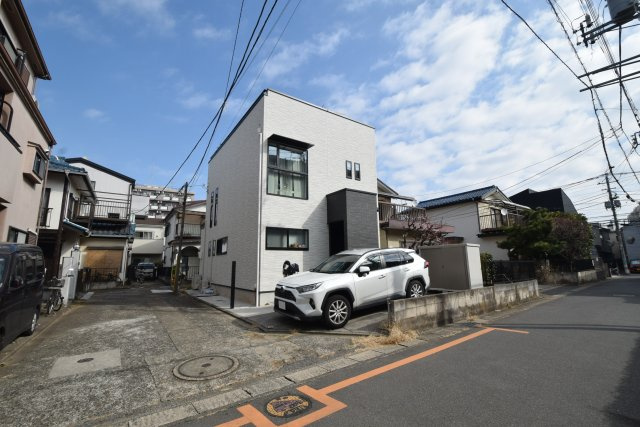 和光市白子1丁目　築浅×美築×注文住宅　あおぞら邸宅の前面道路含む現地写真|交通量の少ない閑静な住宅地♪角地ならではの開放感を是非味わってください♪