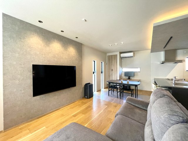 和光市白子1丁目　築浅×美築×注文住宅　あおぞら邸宅の居間・リビング|空間の有効活用とスタイリッシュな見た目の壁掛けTV。圧迫感がなく、お部屋をスッキリと見せてくれますね♪