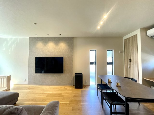 和光市白子1丁目　築浅×美築×注文住宅　あおぞら邸宅の居間・リビング|デザイン性の高いふかし壁に壁掛けTVを設置。TVが華やかに際立ち、印象的なリビングを演出してくれます♪